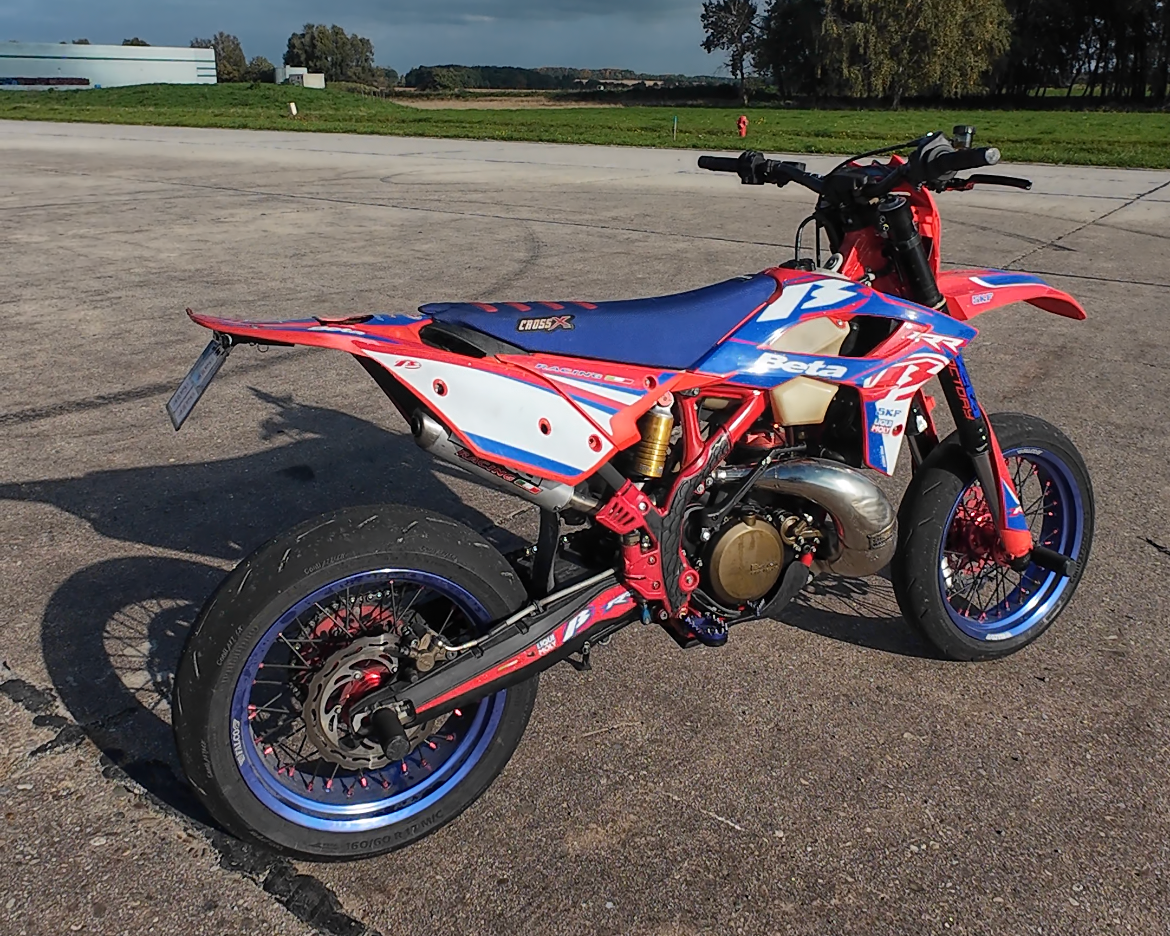 Support de plaque amovible pour supermot