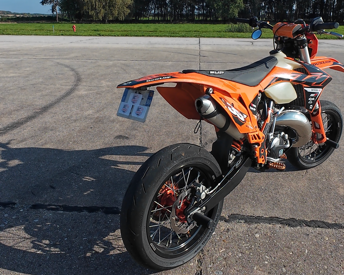 Support de plaque sur mesure pour supermot