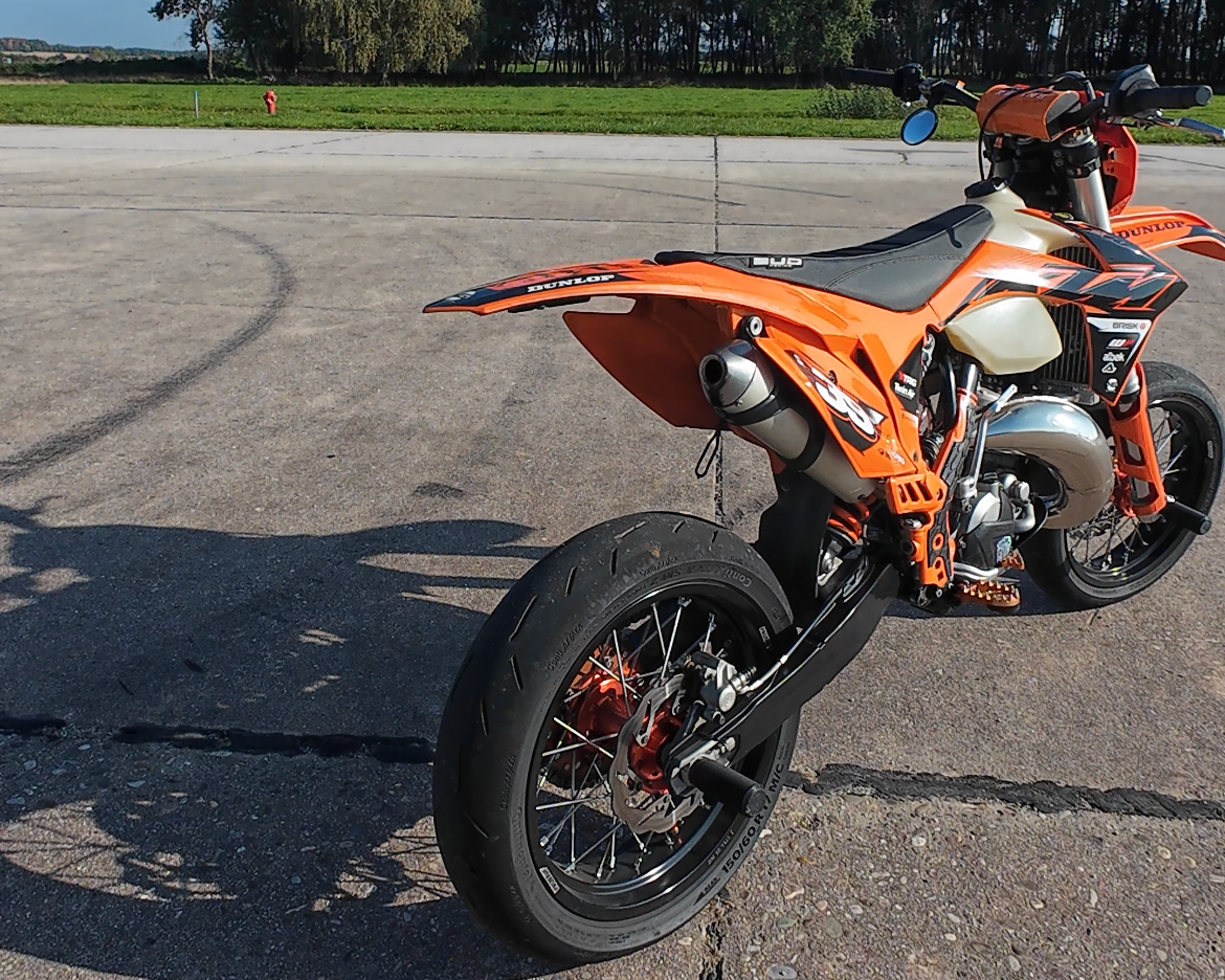 Support de plaque sur mesure pour supermot